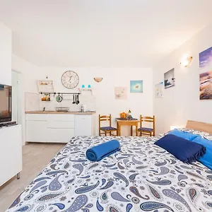 https://degrassi-square-studio.in-istria.net